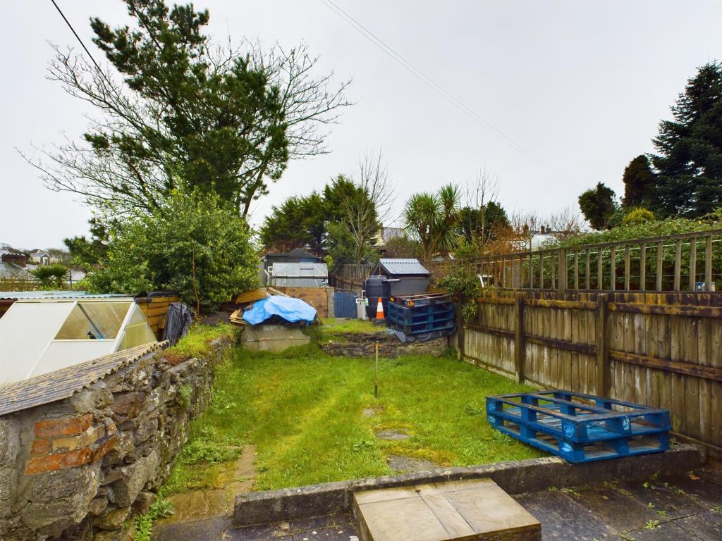 Lot: 12 - COTTAGE FOR IMPROVEMENT - Rear garden